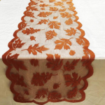 Maple Leaf Lace Table Runner, mis sobib ideaalselt s&uuml;giseste &otilde;htus&ouml;&ouml;kide restorani sisekujunduseks