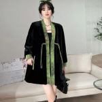 Keskkonnas&otilde;bralik karusnahamood: Pikk n&ouml;&ouml;bitav mantel, millel on pehme kunstkarusnahk ja Hiina stiilis detailid M must