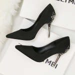 Korea punane seemisnahast stiletto pulmakingad metallist &otilde;&otilde;nes disainiga 40 must