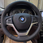 Autotarvik BMW X5 F15 2013 2014-2018 X6 F16 2015 - K&auml;sitsi &otilde;mmeldud mikrokiudnahast punutud autojuhtimiskangi kate Black Thread