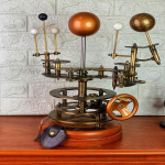 Messingist orreri, k&auml;sitsi valmistatud, P&auml;ikese, Kuu ja Maa taevamudel, K&auml;sitsi valmistatud orreri kodu-, kontoridekoratsioon, Astronoomia 43,18 cm