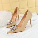 Naiste k&otilde;rge kontsaga &uuml;lik&otilde;rged kontsad, madala otsaga terava otsaga siid, teemantpandlaga &uuml;hekordsed kingad 43 &scaron;ampanjav&auml;rvi