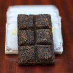 Kaasaskantav k&auml;&auml;ritatud Pu-erh tee Banzhang kuldsed pungad vana puu Pueri tee tellis 50g