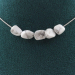 Pierres et Min&eacute;raux. Collier 5 perles Howlite des USA. Chaine en acier inoxydable Collier femmes, hommes. Taille personnalisable.