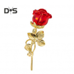 Punase roosi pross, &otilde;li tilkumise protsess, ehted &uuml;likond mantel krae kleit, m&uuml;ts, kaunistus, lillepross pidulikuks pulmapeoks punane