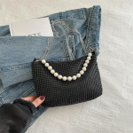 Moodne kuum teemant p&auml;rlketiga k&auml;ekott kevadel mitmek&uuml;lgne &otilde;lakott ristiketi jaoks kuld