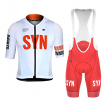 Valge S&uuml;nteetiline Suvine Hingav ja Mugav Meeste Jalgrattakomplekt L&uuml;hikeste Varrukatega Jersey ja Traksidega P&uuml;ksid Punane Logo Maastikurattariided M
