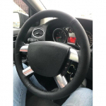 Ford Kuga Focus 2 C-MAX 2008 2009 2010 jaoks K&auml;sit&ouml;&ouml;na &otilde;mmeldud autostiiliga Roolikate Must Perforeeritud Mikrokiudnahast