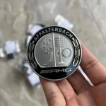 A0008170708 H&otilde;bedane embleem Kapoti kleebis 2 tihvti 57mm Kapoti embleem AMG Mercedes Benz Klassi W206 S206 CLA A35 A45 CLS Kapoti kleebis A0008170708 must