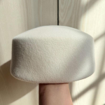 Blogger Populaarne 100% Villane Pillbox M&uuml;ts Naistele Lame &Uuml;laosaga Fedora M&uuml;ts Talvine Vintage Elegantne Daam K&otilde;va &Uuml;laosaga Maalijam&uuml;ts Moodne Retro Baret 54-58cm valge