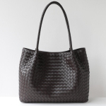 K&auml;sitsi kootud nahast kott Naistele Keskmine suurus Crossbody v&otilde;i &otilde;lakott Pehme naturaalne veisenahk Minimalistlik &scaron;ikk disain Coffee black