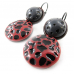 NOA [J1760] - Boucles Cr&eacute;ateur 'Safari' rouge noir punane