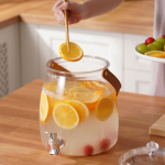 Joogijaoturi &auml;mber segistialusega Selge k&uuml;lma veekeetja mahlapurk jaoks 3L