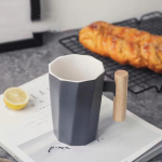 P&otilde;hjamaade stiilis lihtne &uuml;hev&auml;rviline kruus puidust k&auml;epidemega keraamiline veetass kohvitass piimatass hommikus&ouml;&ouml;gitass roosa