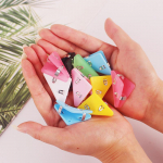 Kolmnurkne klamber: Veeremisvastane raamatunurgahoidik &otilde;pilaste kodut&ouml;&ouml;de jaoks