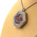 Pierres et Min&eacute;raux. Collier Grenat Rhodolite brut. Mod&egrave;le Hexagone.