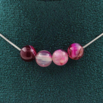 Pierres et Min&eacute;raux. Collier 4 perles Agate ruban&eacute;e rose 8 mm. Chaine en acier inoxydable Collier femmes, hommes. Taille personnali