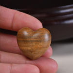 S&uuml;damekujuline roosipuust ja rohelisest sandlipuust nikerdatud ornament