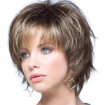 Naiste l&uuml;hikesed sirged juuksed kergelt lokkis juustega parukas