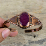 Faseteeritud Kashmiri rubiinist k&auml;ev&otilde;ru Galvaanilise vaskkattusega Gemstone mansettk&auml;ev&otilde;ru Reguleeritav k&auml;ev&otilde;ru K&auml;sit&ouml;&ouml;mansett Galvaanilised ehted Kingitused emale Adjustable