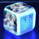 V&auml;rvimuutus &Uuml;kssarvik &auml;ratuskell Loominguline &ouml;&ouml;valgus LED digitaalne &auml;ratuskell &Uuml;li&otilde;pilaste lauakell Laste kingitused