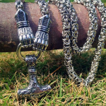 P&otilde;hjamaade k&otilde;rge kvaliteediga roostevabast terasest Viking Rune Fist Thunder Hammer Mjolnir ripats Kaelakee Punk Viking Talisman Ehted Silvery