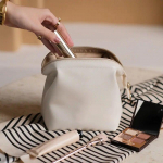 Minikosmeetikakott Kosmeetikakoti korraldaja Naiste mood PU-kott huulepulga kott reisikorraldaja V&auml;ike m&uuml;ntide hoiukoti korraldaja valge