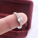 Klassikaline t&auml;isteemant-tsirkoonkujuline h&otilde;bedane s&otilde;rmus naistele, kerge luksuss&otilde;rmus, ehted, plahvatusohtlikud kingitarvikud 7 valge