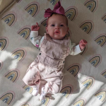 Armas 22-tolline Reborn Doll Pehmest riidest keha Vasts&uuml;ndinud beebide nukk t&uuml;drukule ja poisile Realistlik 3D-v&auml;rvitud nahk Beebi nukud Lapsed Kasvava Partneri Maja M&auml;nguasjad 55cm cloth body