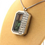 Pierres et Min&eacute;raux. Collier Grenat Tsavorite brut. Mod&egrave;le demi-rectangle.