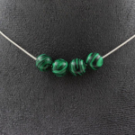 Pierres et Min&eacute;raux. Collier 4 perles Malachite (avec r&eacute;sine) 8 mm. Chaine en acier Collier femmes, hommes. Taille personnalisable.