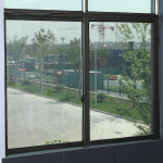 Isetehtud suuruse j&auml;rgi l&otilde;igatud eemaldatav aknav&otilde;rk isekleepuva takjapaelaga &ndash; s&auml;&auml;sevastane ja diskreetne disain