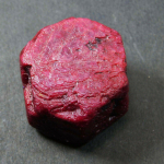 Looduslik punane rubiin 177 ct t&ouml;&ouml;tlemata sertifitseeritud lahtine v&auml;&auml;riskivi 27.3 mm punane