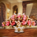 Kunstsiidist rooside lillekimp vaasiga elutoa v&otilde;i s&ouml;&ouml;gilaua kaunistamiseks