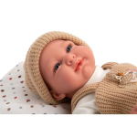 Poup&eacute;e r&eacute;aliste - Arias - 40 cm - Salopette beige - Poids r&eacute;aliste - Parfum vanille - T&eacute;tine incluse - Sac de couchage