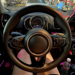 K&auml;sitsi &otilde;mmeldud libisemisvastasest nahast roolikatete komplekt MINI JCW F56 Clubman Convertible Countryman 2014- jaoks Black Thread
