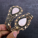 Looduslik roosa opaalv&auml;&auml;riskivi k&auml;sitsi valmistatud vasktraadist m&auml;his mansett k&auml;ev&otilde;ru reguleeritav o8Z16