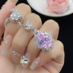 BELLA BOX Starry Sky Cut valguspuuder tsirkoon on v&otilde;rreldav j&auml;&auml;lillede veetilga katte ripatsiga v&auml;ikese luksusliku rangluuga kaelakeega sets roosa