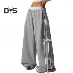 Naiste pikad p&uuml;ksid k&uuml;lgedelt paeltega, &uuml;lem&otilde;&otilde;dulised laia s&auml;&auml;rega vabaaja p&uuml;ksid taskutega, &uuml;hev&auml;rvilised, lahtise l&otilde;ikega, spordip&uuml;ksid L hall