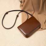 Naiste looduslikust veisenahast k&auml;ekotid Naiste ehtne nahast v&auml;ikesed &otilde;lakotid Daamide Fashi disaineri luksuslikud retro crossbody kotid 18x4x13cm pruun