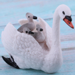 Valge luige figuur beebidega seljas Loomade mudelikomplekt M&auml;nguasjade kodukaunistused as described valge