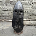 Keskaegne viikingite s&otilde;dalase kiiver, lahinguvalmis Normani kiiver K&auml;sitsi sepistatud teraskiiver kettpostiga Nasal-norra kiiver Kingiesemed