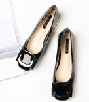 naiste &uuml;hed kingad 2024 s&uuml;gis uus s&auml;delev lakknahast mokassiinid trendikad metallpandlaga kikilipsuga madala kontsaga sandaalid suuremate m&otilde;&otilde;tude king 4.5 must