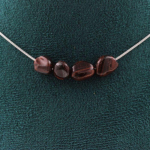 Pierres et Min&eacute;raux. Collier 4 perles Oeil de Tigre rouge du Br&eacute;sil. Chaine en acier Collier femmes, hommes. Taille personnalisable.