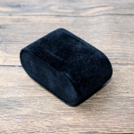 Valge flanellist kellapadja kinkekarp ja vitriin