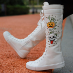 1 paar naiste pikki l&otilde;uendist p&otilde;lvp&uuml;kse, Halloween ja neetide kaunistus v&auml;lisk&uuml;ljel, t&otilde;mblukk sisek&uuml;ljel, moodsad madalad k&otilde;rged saapad 43
