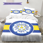 Leeds Unitedi jalgpalliklubi mustriga voodipesu, Tekikomplekt Tekikott Padjap&uuml;&uuml;r Kodu S&uuml;nnip&auml;evakingitus (1 * tekikott + 2 * padjap&uuml;&uuml;ri, ilma s&uuml;damikuta) 135x200cm