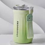 Starbucks teemandimustriga isoleeritud kohvitass