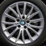 &Uuml;hildub BMW 5. seeria 525li, 535, 520, 530 ja 528 velgedega; saadaval 17 , 18 ja 19 alumiiniumvelgede ja rehvidega.