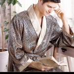 V-kaelusega avar hommikumantel Magamisriided Kevad Meeste Satiin Kimono Lounge &Ouml;ine hommikumantel &Ouml;&ouml;r&otilde;ivad Meeste kleiditr&uuml;kiga Kuldsed koduriided M